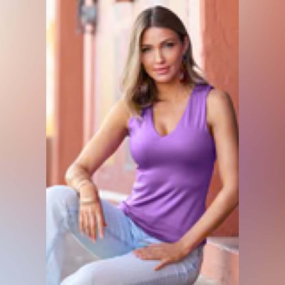 Boston Proper So Modern Sleeveless V neck knit top